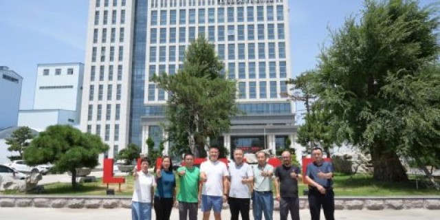 Warmly Welcome Strawberry Planting Expert And Large Planters To Visit The Factory