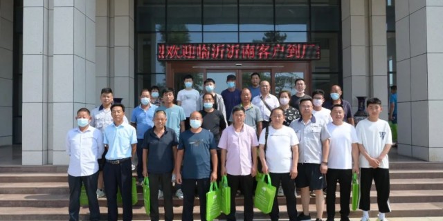Warmly welcome nearby dealers and farmers to visit our factory